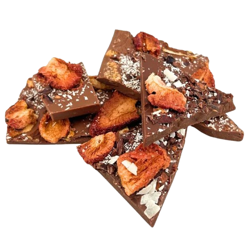 Barres brisées au chocolat au lait avec noix de coco, fraises et pépites de cacao